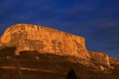 Bulgaristan 'ın Kunino köyü üzerinde gün batımı