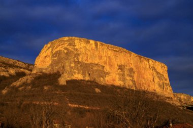 Bulgaristan 'ın Kunino köyü üzerinde gün batımı