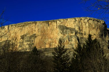 Kunino Köyü, Bulgaristan, 01.09.2020 - Stonemasonluk meslek lisesi manzarası. Mezuniyet taşı işçiliği.