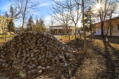 Kunino Köyü, Bulgaristan, 01.09.2020 - Stonemasonluk meslek lisesi manzarası. Mezuniyet taşı işçiliği.