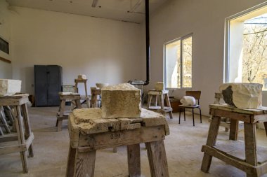 Kunino Köyü, Bulgaristan, 01.09.2020 - Stonemasonluk meslek lisesi manzarası. Mezuniyet taşı işçiliği.