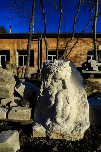 Kunino Village Bulgaria 2020 Ansichten Der Steinmetz Berufsfachschule Ehemalige Steinmetzarbeiten — Stockfoto