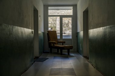 Terk edilmiş bir binada terk edilmiş bir sandalye.