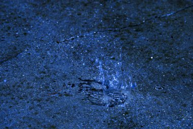 Su, su birikintisi, damlalar, ışık ve mavi daireler