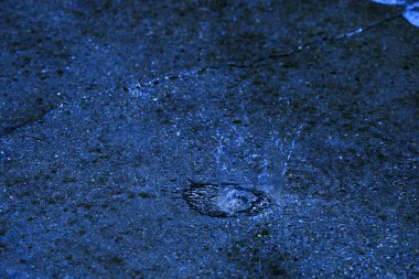 Su, su birikintisi, damlalar, ışık ve mavi daireler