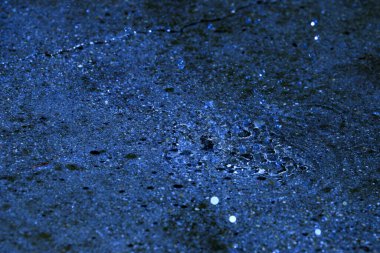 Su, su birikintisi, damlalar, ışık ve mavi daireler