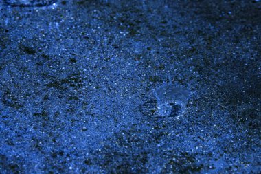 Su, su birikintisi, damlalar, ışık ve mavi daireler