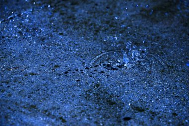 Su, su birikintisi, damlalar, ışık ve mavi daireler