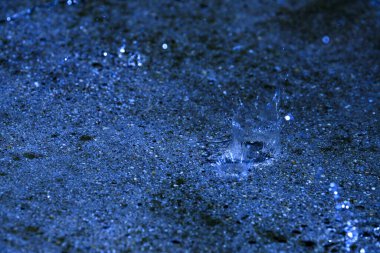 Su, su birikintisi, damlalar, ışık ve mavi daireler