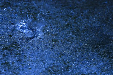 Su, su birikintisi, damlalar, ışık ve mavi daireler