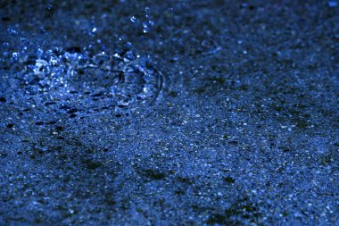 Su, su birikintisi, damlalar, ışık ve mavi daireler