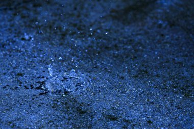 Su, su birikintisi, damlalar, ışık ve mavi daireler