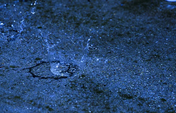 Νερά Λακκούβα Σταγόνες Φως Και Κύκλοι Μπλε — Φωτογραφία Αρχείου