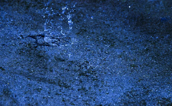 水たまり 光と青の円 — ストック写真