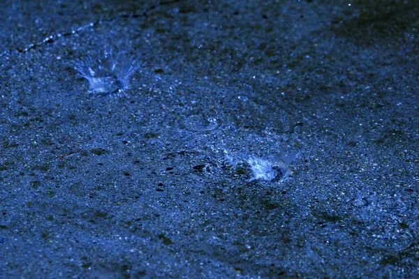 Águas Poça Gotas Luz Círculos Azul — Fotografia de Stock