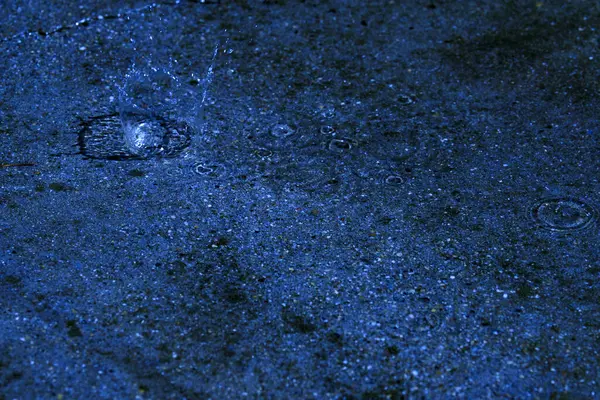 Águas Poça Gotas Luz Círculos Azul — Fotografia de Stock