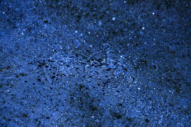 Su, su birikintisi, damlalar, ışık ve mavi daireler