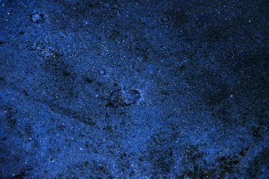 Su, su birikintisi, damlalar, ışık ve mavi daireler