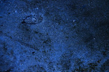 Su, su birikintisi, damlalar, ışık ve mavi daireler