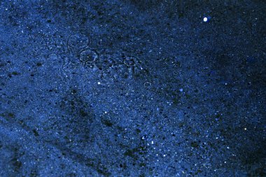 Su, su birikintisi, damlalar, ışık ve mavi daireler