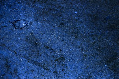 Su, su birikintisi, damlalar, ışık ve mavi daireler