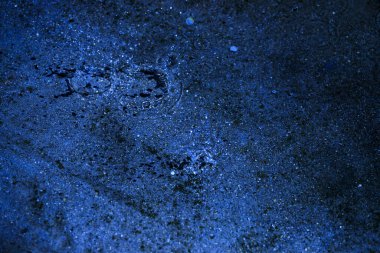 Su, su birikintisi, damlalar, ışık ve mavi daireler