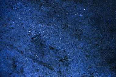 Su, su birikintisi, damlalar, ışık ve mavi daireler