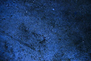 Su, su birikintisi, damlalar, ışık ve mavi daireler