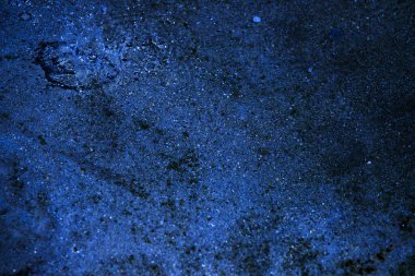 Su, su birikintisi, damlalar, ışık ve mavi daireler