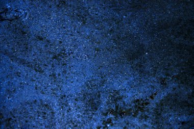 Su, su birikintisi, damlalar, ışık ve mavi daireler