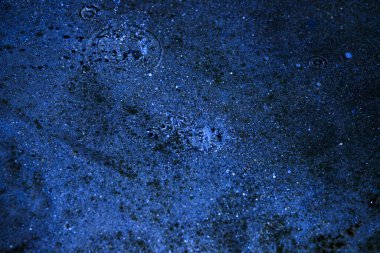 Su, su birikintisi, damlalar, ışık ve mavi daireler