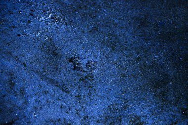 Su, su birikintisi, damlalar, ışık ve mavi daireler