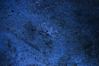 Su, su birikintisi, damlalar, ışık ve mavi daireler