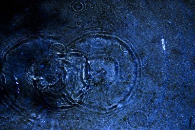 Su, su birikintisi, damlalar, ışık ve mavi daireler