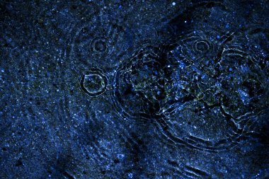 Su, su birikintisi, damlalar, ışık ve mavi daireler