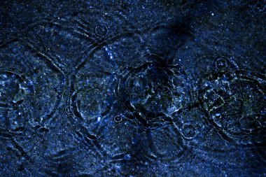 Su, su birikintisi, damlalar, ışık ve mavi daireler