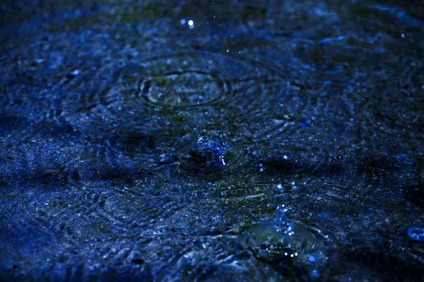 Águas Poça Gotas Luz Círculos Azul — Fotografia de Stock