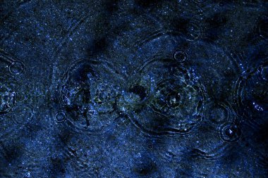 Su, su birikintisi, damlalar, ışık ve mavi daireler