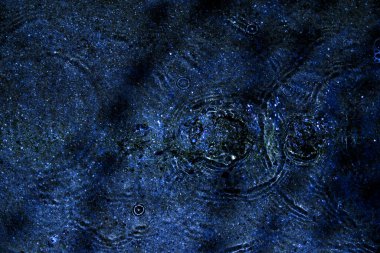 Su, su birikintisi, damlalar, ışık ve mavi daireler