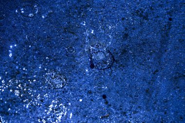 Su, su birikintisi, damlalar, ışık ve mavi daireler