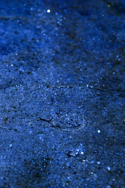 Águas Poça Gotas Luz Círculos Azul — Fotografia de Stock