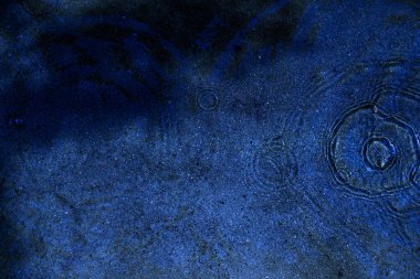 Su, su birikintisi, damlalar, ışık ve mavi daireler