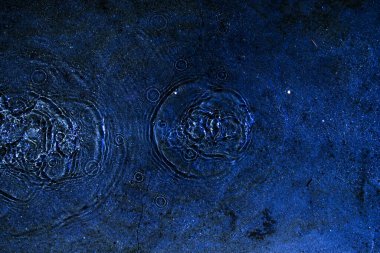 Su, su birikintisi, damlalar, ışık ve mavi daireler