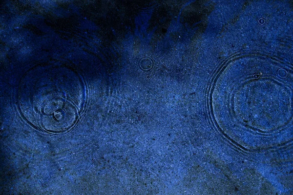 Voda Kaluž Kapky Světlo Kruhy Modrém — Stock fotografie