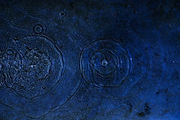 Víz Pocsolya Cseppek Fény Kék Körök — Stock Fotó