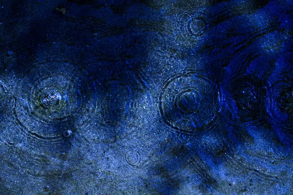 Воды Лужи Капли Свет Круги Голубом Цвете — стоковое фото