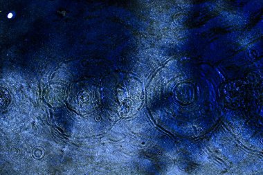 Su, su birikintisi, damlalar, ışık ve mavi daireler