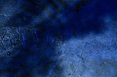 Su, su birikintisi, damlalar, ışık ve mavi daireler