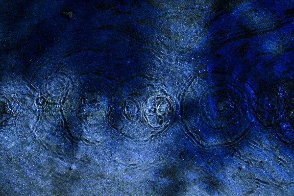 Voda Kaluž Kapky Světlo Kruhy Modrém — Stock fotografie