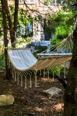 Şehirde hamağı olan bir avlu.